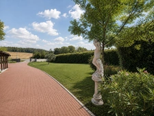 Maison avec 3 gîtes, piscine et 7 ha de prairies et forêts