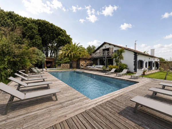 Domaine avec maison, 3 gîtes en activité, piscine et 7 ha
