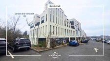 3-room apartment with a 30 m² covered terrace, 2 parking spaces and a garage - Quick access to the city center and train station