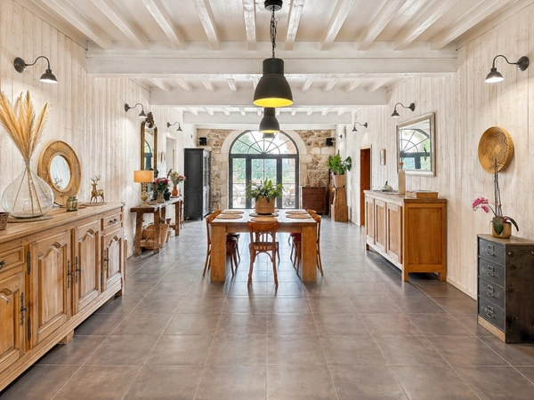 Maison avec 3 gîtes, piscine et 7 ha de prairies et forêts