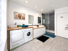 Maison avec 3 gîtes, piscine et 7 ha de prairies et forêts
