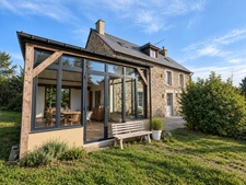 LONGÈRE EN PIERRE RÉNOVÉE AVEC VÉRANDA DE 30 M² ET JARDIN ARBORÉ – SAINT-GUINOUX