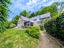 Une maison en pierre avec vue sur la Rance, entre nature et proximité