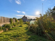 LONGÈRE EN PIERRE RÉNOVÉE AVEC VÉRANDA DE 30 M² ET JARDIN ARBORÉ – SAINT-GUINOUX