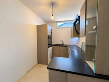 SAINT-LOUIS-LA-CHAUSSÉE – MAISON MITOYENNE DE 101,5 M² AVEC GRANDE TERRASSE COUVERTE, COUR ET GARAGE