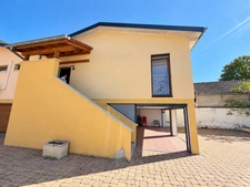 SAINT-LOUIS-LA-CHAUSSÉE – MAISON MITOYENNE DE 101,5 M² AVEC GRANDE TERRASSE COUVERTE, COUR ET GARAGE