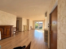 SAINT-LOUIS-LA-CHAUSSÉE – MAISON MITOYENNE DE 101,5 M² AVEC GRANDE TERRASSE COUVERTE, COUR ET GARAGE