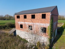 Bâtiment commercial à aménager avec forte visibilité sur axe passant – Bavay