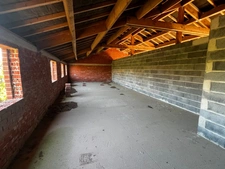 Bâtiment commercial à aménager avec forte visibilité sur axe passant – Bavay