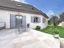 Maison familiale avec piscine et beaux volumes – Daix – 188 m²
