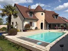 Maison familiale avec piscine et beaux volumes – Daix – 188 m²