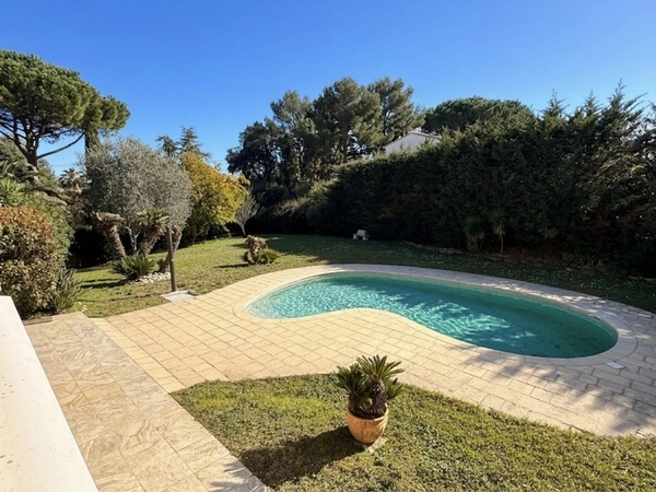 Villa Mandelieu-la-Napoule – Minelle – 300 m² – Terrain plat – Piscine – 4 suites – Triple garage