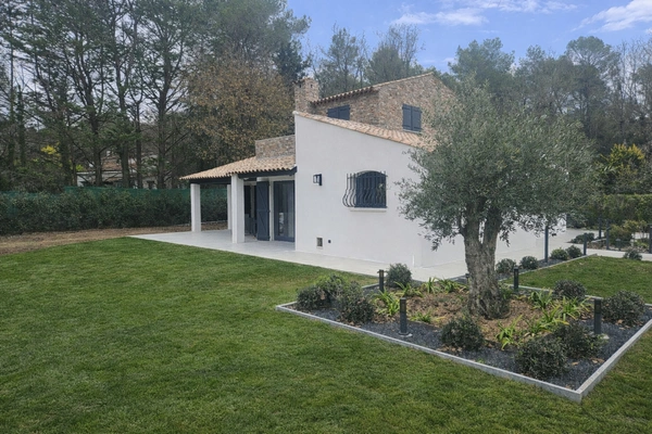 Roquefort les Pins– Propriété de charme entièrement rénovée avec piscine, à seulement 5 minutes du centre-ville 