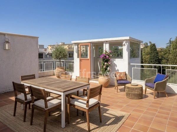 CANNES IMMEUBLE DE CHARME TYPE HÔTEL PARTICULIER / FORT POTENTIEL / CALME ABSOLU