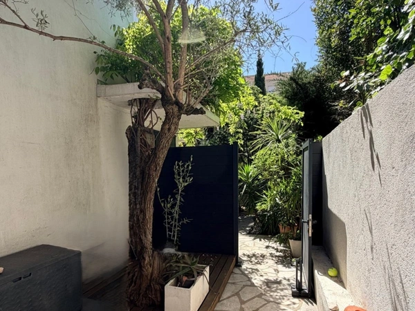 CANNES IMMEUBLE DE CHARME TYPE HÔTEL PARTICULIER / FORT POTENTIEL / CALME ABSOLU