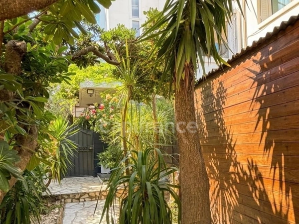 CANNES IMMEUBLE DE CHARME TYPE HÔTEL PARTICULIER / FORT POTENTIEL / CALME ABSOLU