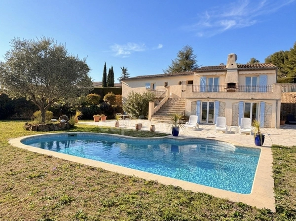 VILLA AVEC PISCINE ET TERRAIN PLAT – COMMERCES A PIED – APPARTEMENT INDÉPENDANT 