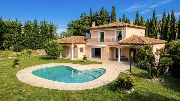 Villa Mandelieu-la-Napoule – Minelle – 300 m² – Terrain plat – Piscine – 4 suites – Triple garage
