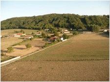 Une grande maison de 220 m² de potentiel sur un grand terrain de plus de 5500 m², bien isolée. À Ornacieux 38260