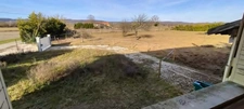 Une grande maison de 220 m² de potentiel sur un grand terrain de plus de 5500 m², bien isolée. À Ornacieux 38260