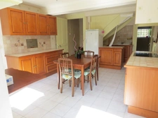 Une grande maison de 220 m² de potentiel sur un grand terrain de plus de 5500 m², bien isolée. À Ornacieux 38260
