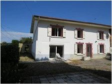 Une grande maison de 220 m² de potentiel sur un grand terrain de plus de 5500 m², bien isolée. À Ornacieux 38260