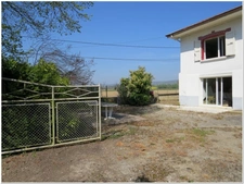 Une grande maison de 220 m² de potentiel sur un grand terrain de plus de 5500 m², bien isolée. À Ornacieux 38260