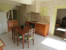 Une grande maison de 220 m² de potentiel sur un grand terrain de plus de 5500 m², bien isolée. À Ornacieux 38260