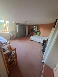 Une grande maison de 220 m² de potentiel sur un grand terrain de plus de 5500 m², bien isolée. À Ornacieux 38260