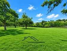 Maison de maître à rénover, 4 hectares, 1 dépendance, bordure de rivière