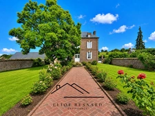 Maison de maître à rénover, 4 hectares, 1 dépendance, bordure de rivière