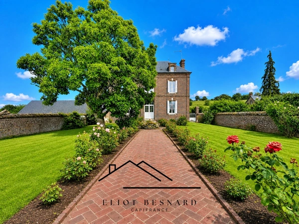 Maison de maître à rénover, 4 hectares, 1 dépendance, bordure de rivière