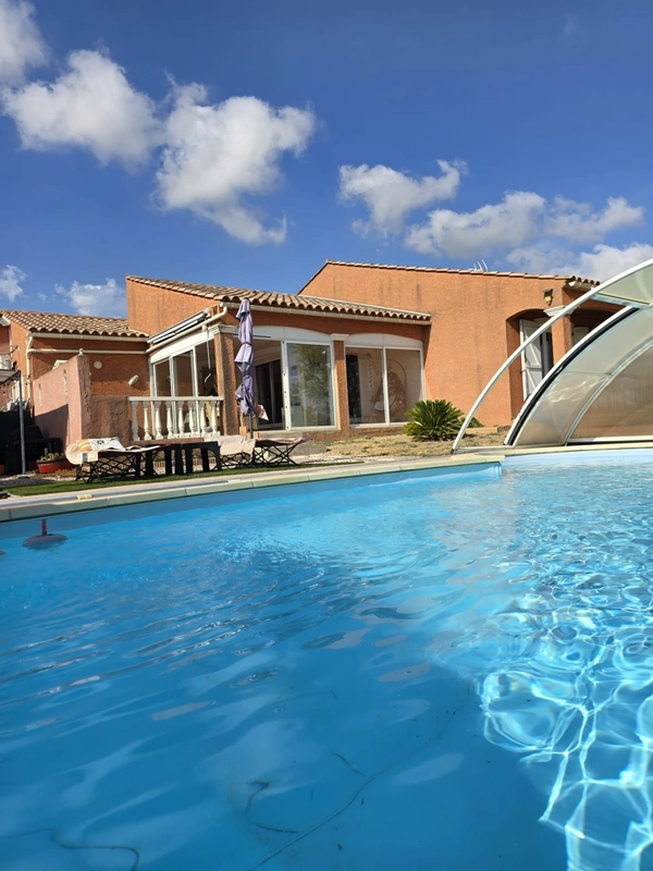VILLA FAMILIALE DE PLAIN-PIED – 181 m² – 5 CHAMBRES – PISCINE – VÉRANDA – TERRAIN DE 916 m²