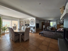 VILLA FAMILIALE DE PLAIN-PIED – 181 m² – 5 CHAMBRES – PISCINE – VÉRANDA – TERRAIN DE 916 m²