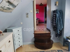 Maison avec écrin de verdure et bois