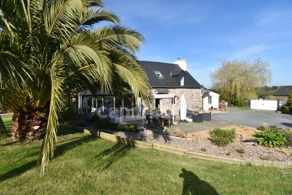 Maison rénovée avec jardin et studio