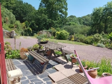 Maison avec écrin de verdure et bois