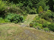 Maison avec écrin de verdure et bois