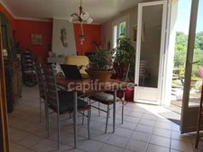 Maison avec écrin de verdure et bois