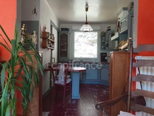 Maison avec écrin de verdure et bois
