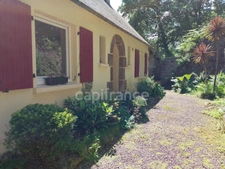 Maison avec écrin de verdure et bois