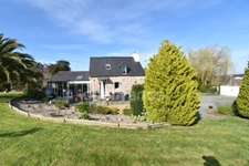 Maison rénovée avec jardin et studio