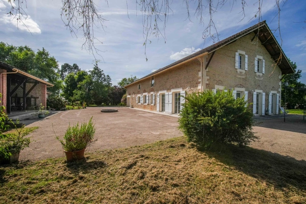 Propriété de Caractère et de charme proche de MONT DE MARSAN (40) - 430 M2 Habitables - Terrain 9000m2 environ