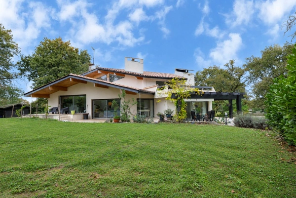 Proche de MONT DE MARSAN, ÉLEGANTE VILLA D'ARCHITECTE de 286M2 AVEC PISCINE ET PARC de 6 288 m²