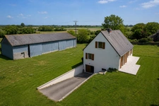 Propriété rare avec bâtiment indépendant de 563 m² sur 7 251 m² de terrain à Regnéville-sur-Mer (50)