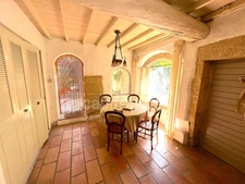Maison à vendre 5 pièces MEYNES (30)Maison de caractère avec tropézienne & patio – un lieu de vie unique chargé d’histoire