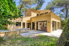 Villa à Villeneuve-lès-Avignon de 283 m² au cœur d’une pinède – calme, volumes et potentiel locatif (30)