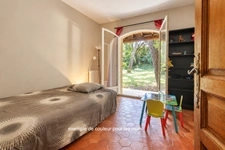 Villa à Villeneuve-lès-Avignon de 283 m² au cœur d’une pinède – calme, volumes et potentiel locatif (30)