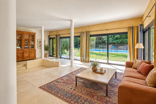 Villa à Villeneuve-lès-Avignon de 283 m² au cœur d’une pinède – calme, volumes et potentiel locatif (30)