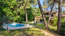 Villa à Villeneuve-lès-Avignon de 283 m² au cœur d’une pinède – calme, volumes et potentiel locatif (30)
